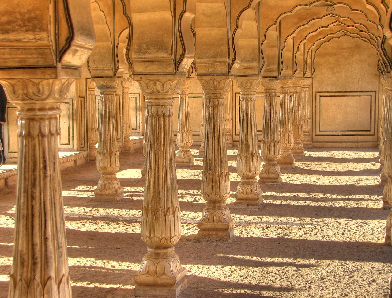 1280px-Amber_Fort_12_HDR_(2293187793).jpg