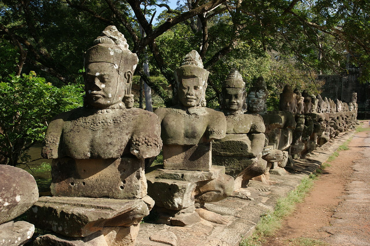 1280px-Angkor_Thom_(Sept._2009a).jpg