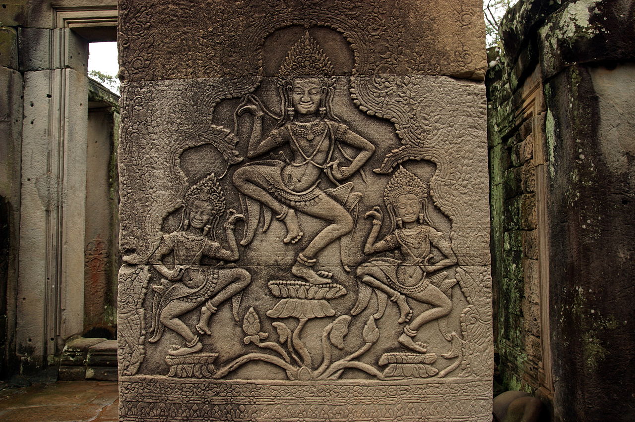 1280px-Angkor_Thom_reliefs_(2009e).jpg