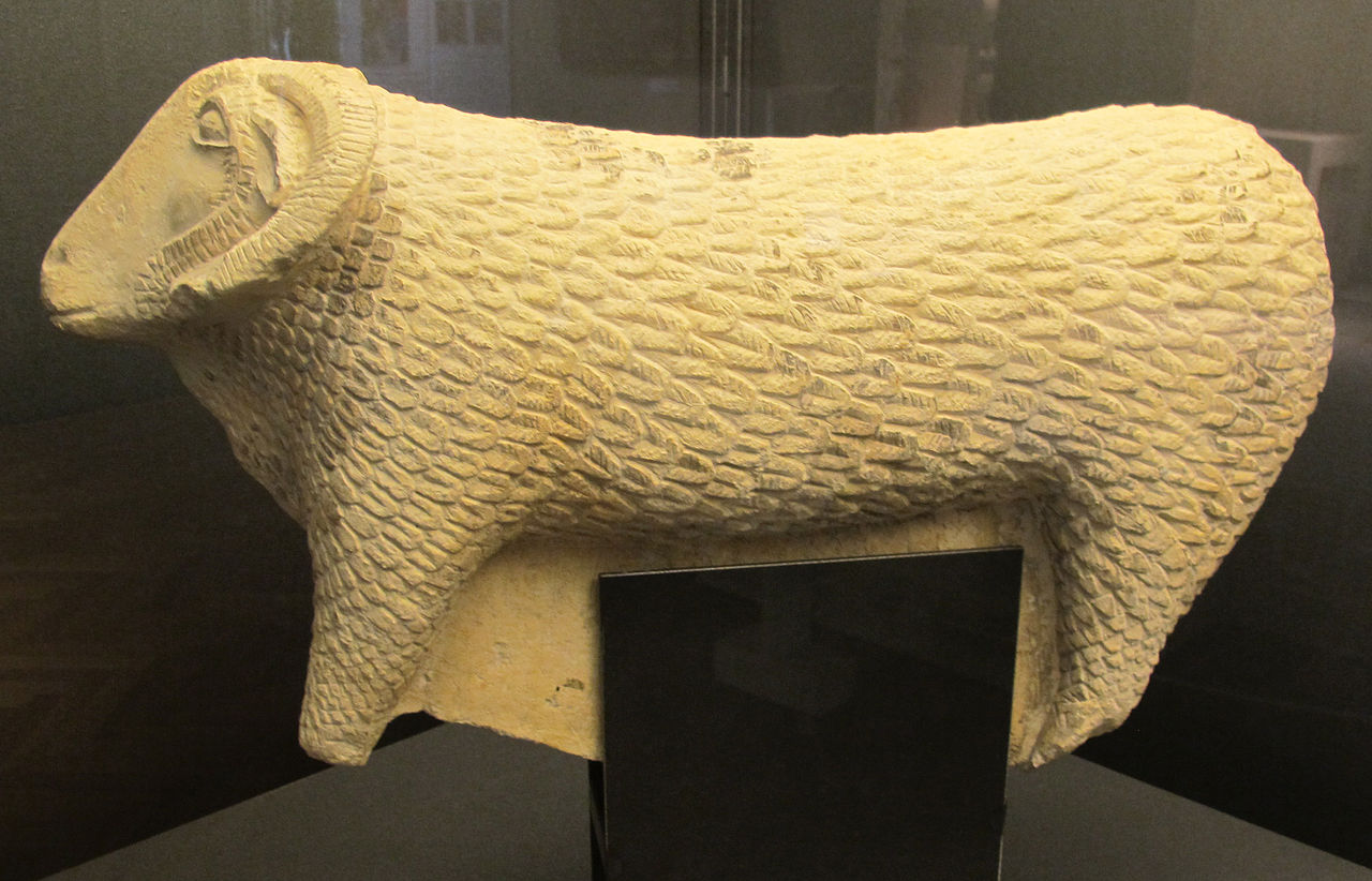 1280px-Antico_yemen,_ariete_in_calcare.JPG