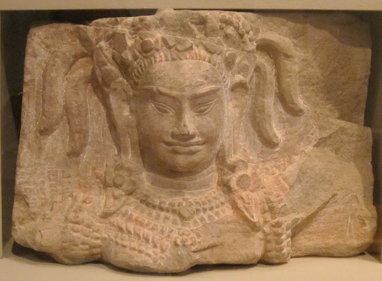 1280px-Apsara_head_from_Cambodia,_Angkor_kingdom,_Bayon_style,_12th_century,_sandstone,_HAA.JPG