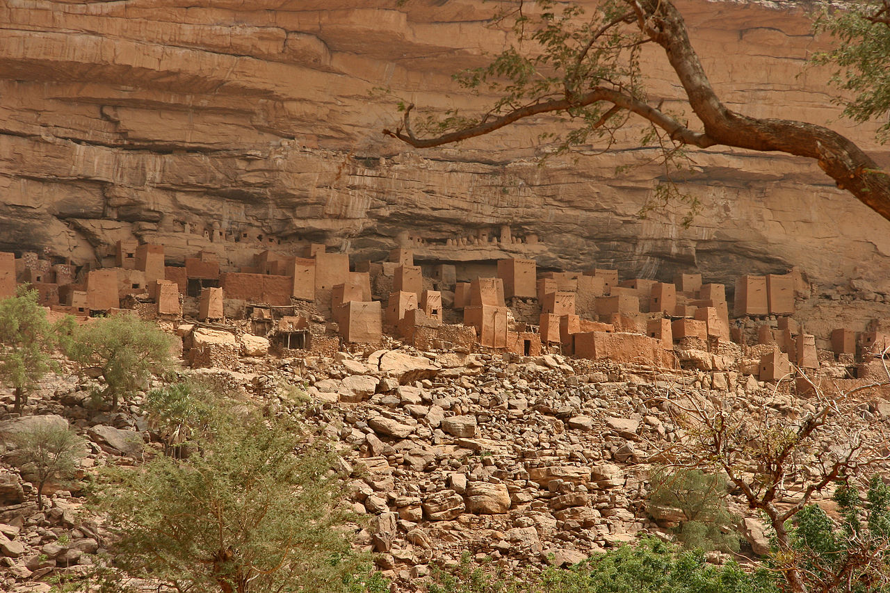 1280px-Bandiagara_escarpment_2.jpg