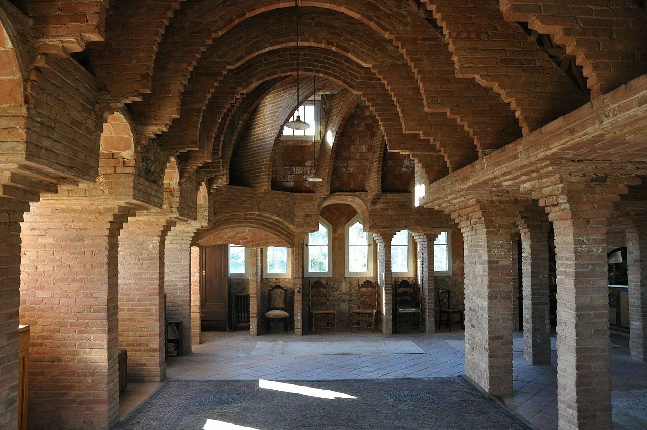 1280px-Barcelona,_torre_Bellesguard,_d'Antoni_Gaudí_(1900-1909)_(12726224565).jpg
