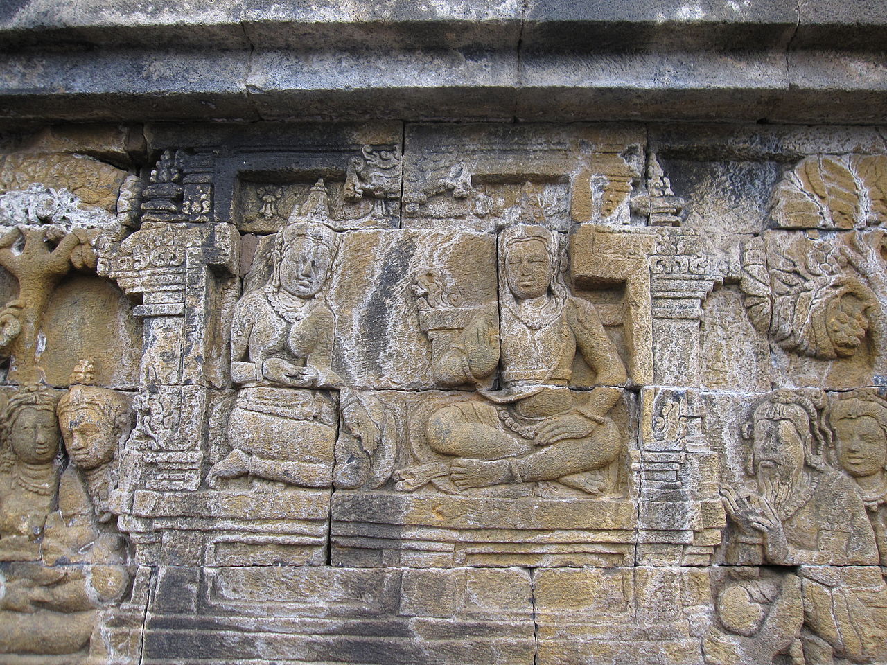 1280px-Borobudur_8.jpg