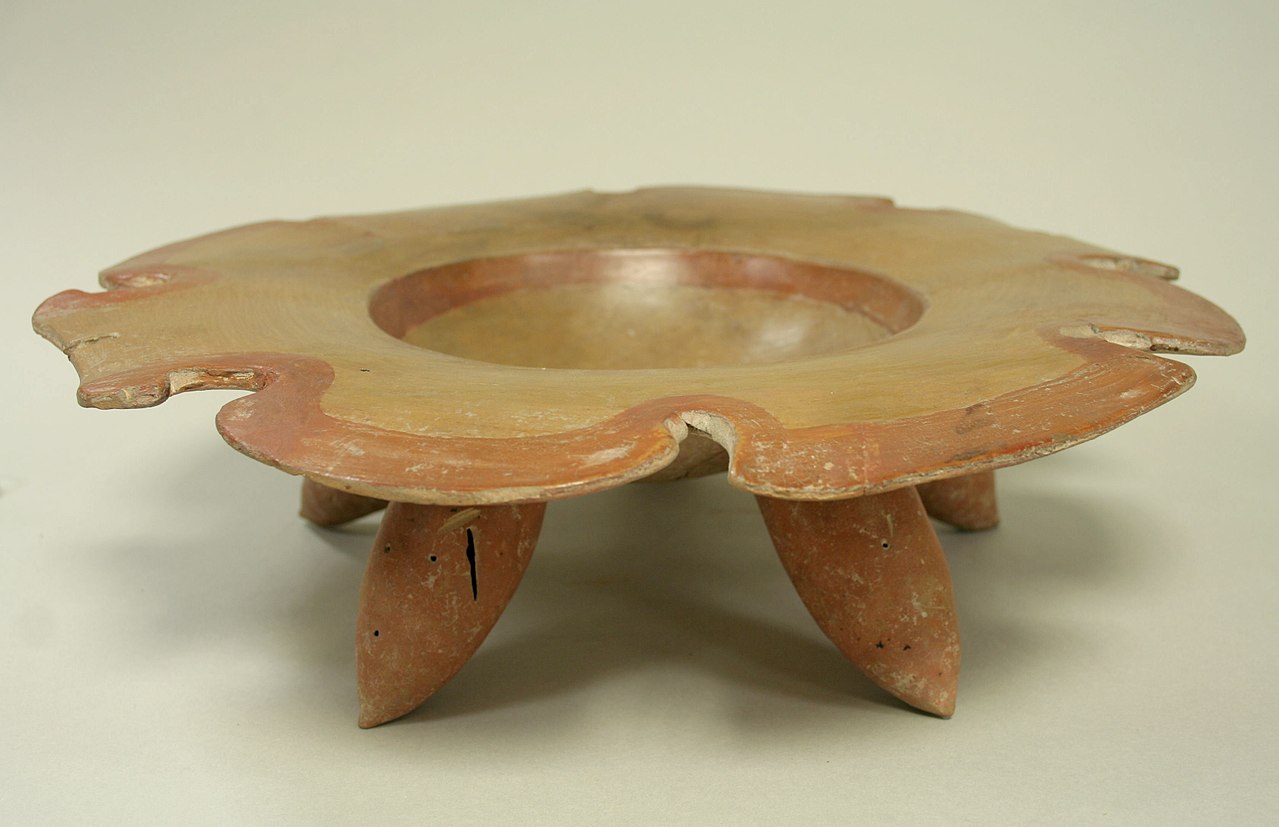 1280px-Bowl_MET_1988.117.3_a.jpg