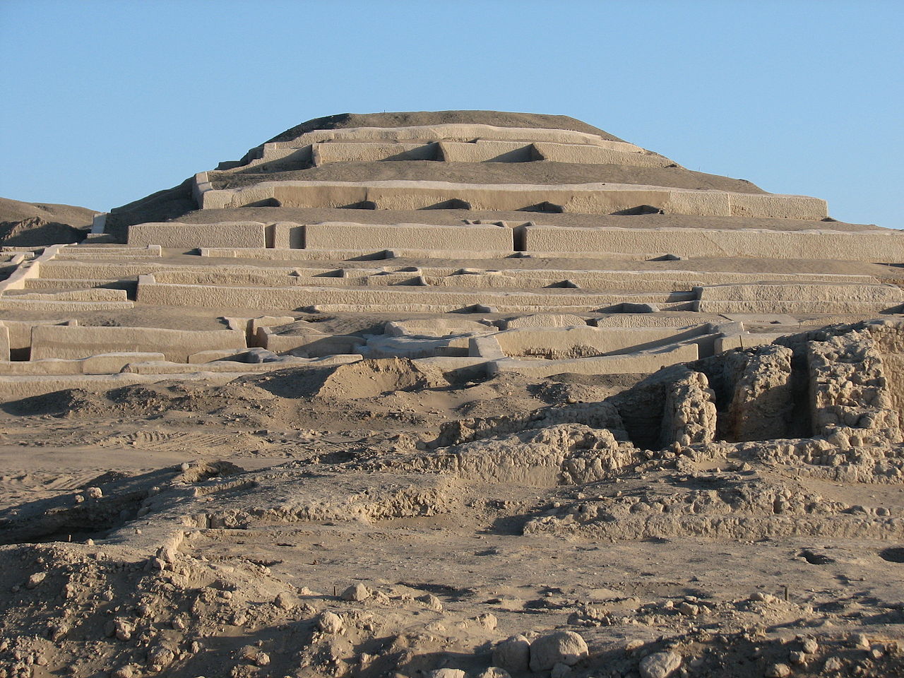 1280px-Cahuachi_14.jpg