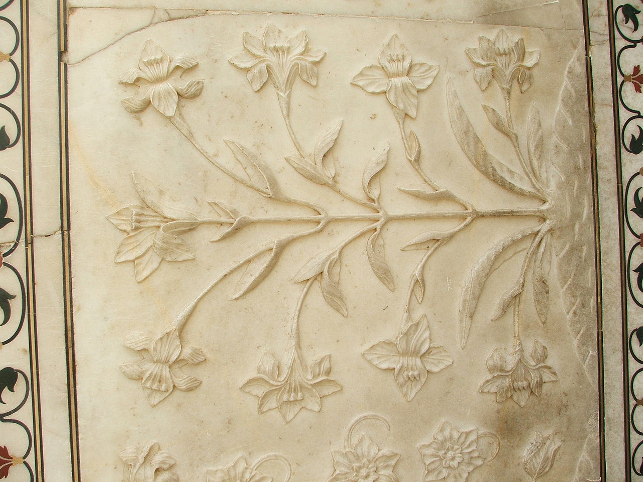 1280px-Carvings.JPG