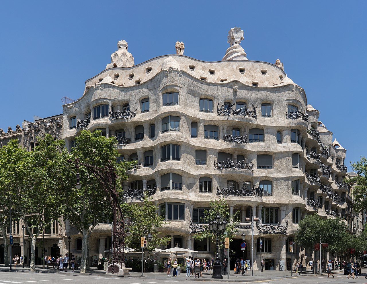 1280px-Casa_Milà,_general_view.jpg