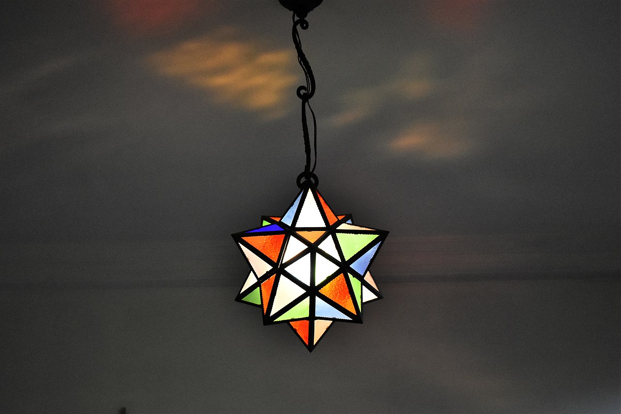 1280px-Ceiling_illumination_made_of_staind_.jpg