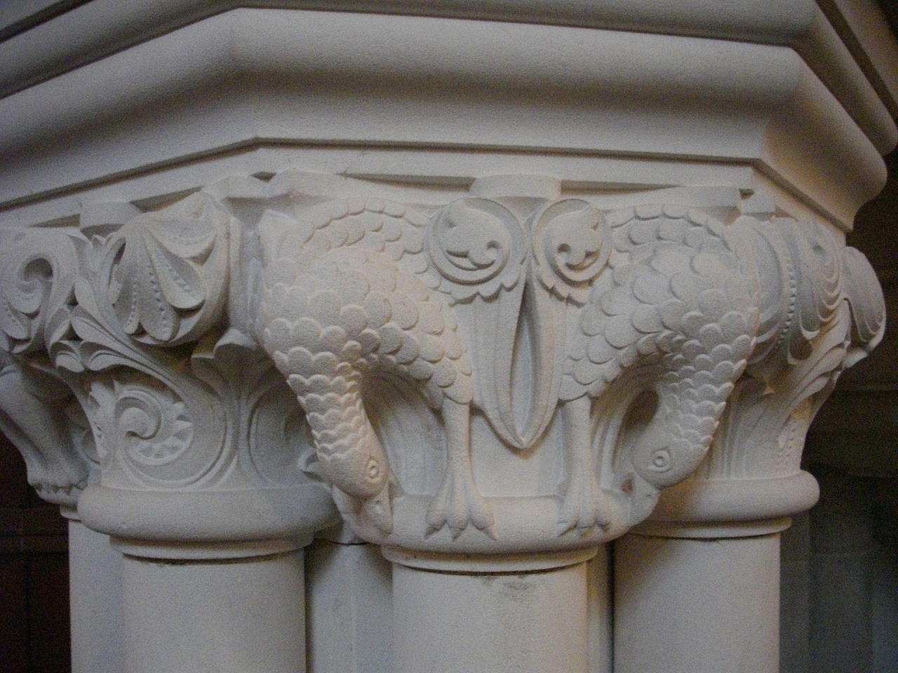1280px-Chapiteau_temple-neuf_Metz_(détail).JPG