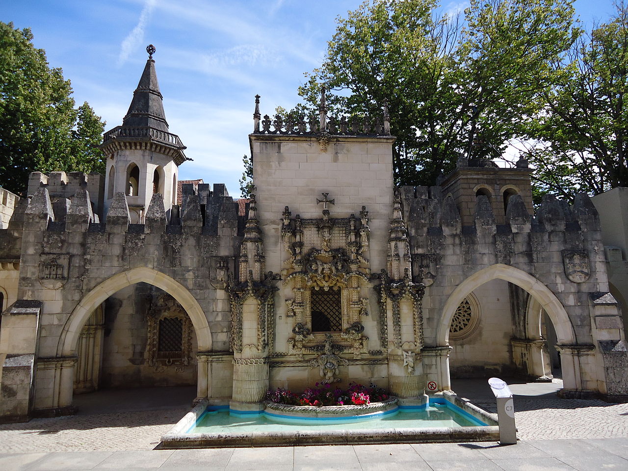 1280px-Coimbra_pp_janela_convento_de_cristo_(1).JPG