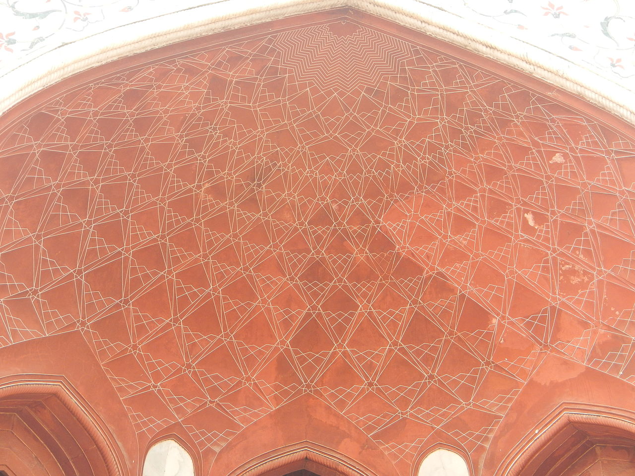 1280px-Design_in_the_inner_side_of_Dome_of_Sirhi_Darwaja.JPG
