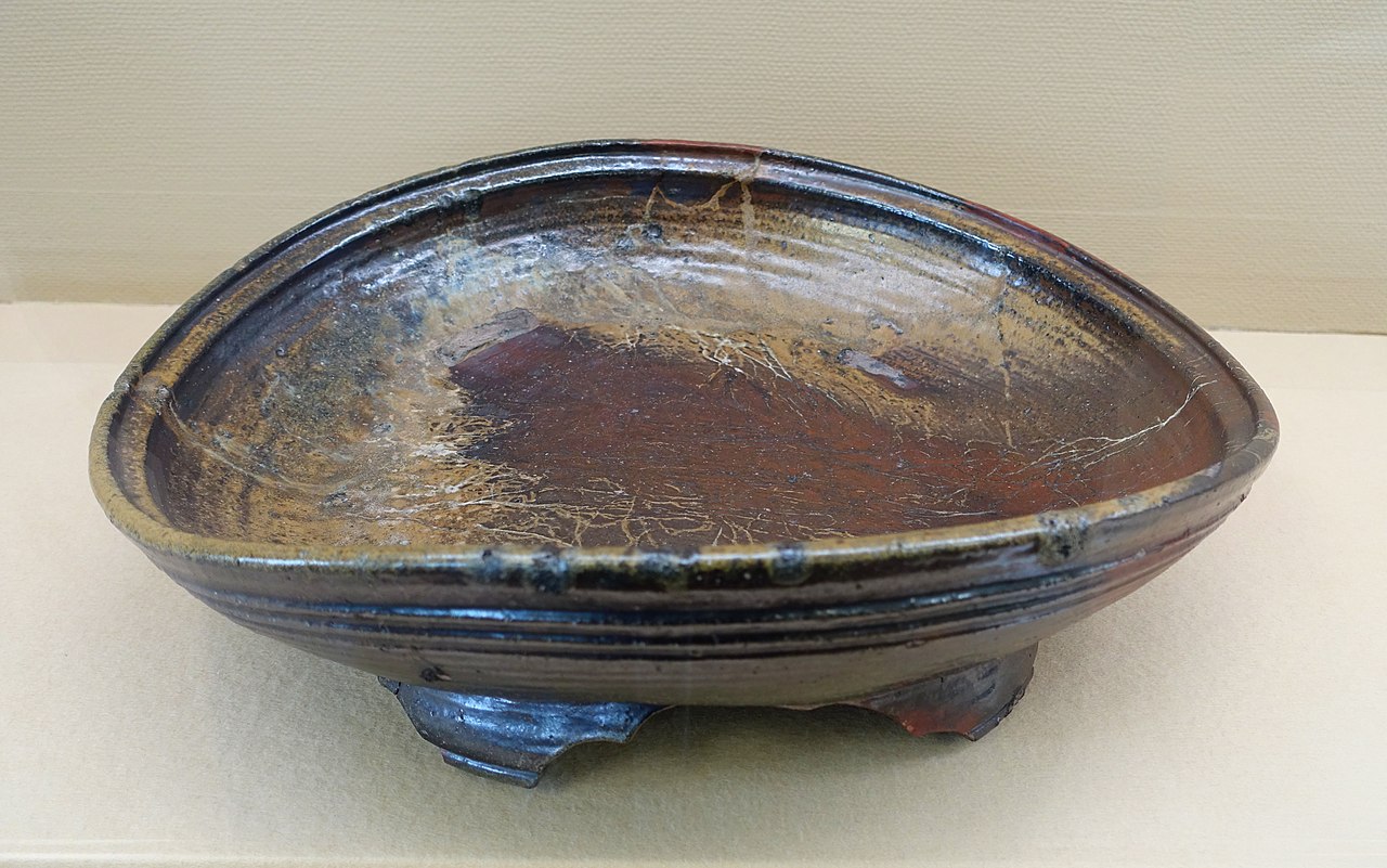 1280px-Dish,_Bizen_ware,_Momoyama_period,_1500s_AD,_ceramic_-.jpg