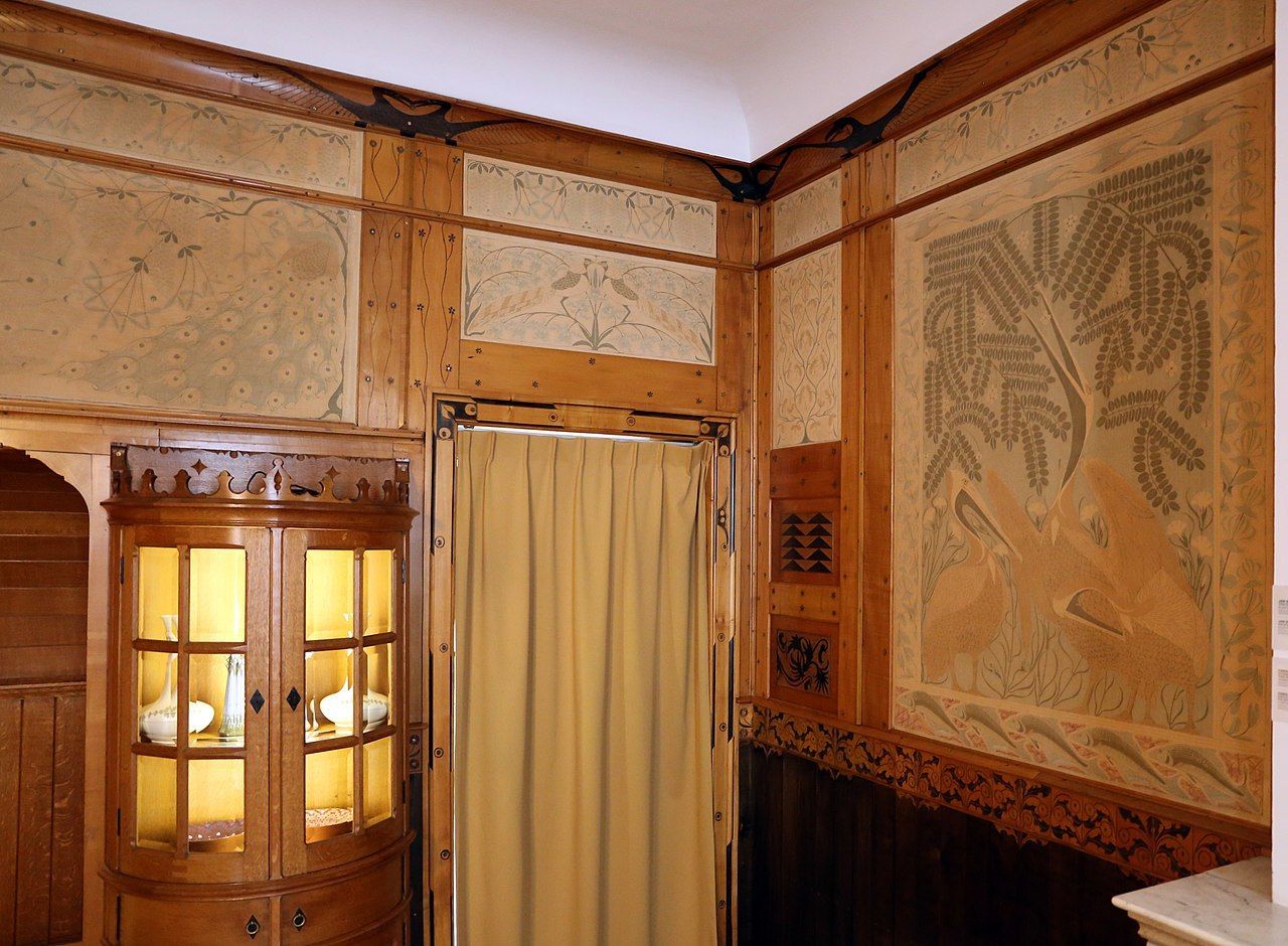 1280px-Gerrit_Willem_Dijsselhof,_interno_art_nouveau_per_w._van_hoorn,_1895,_06.jpg