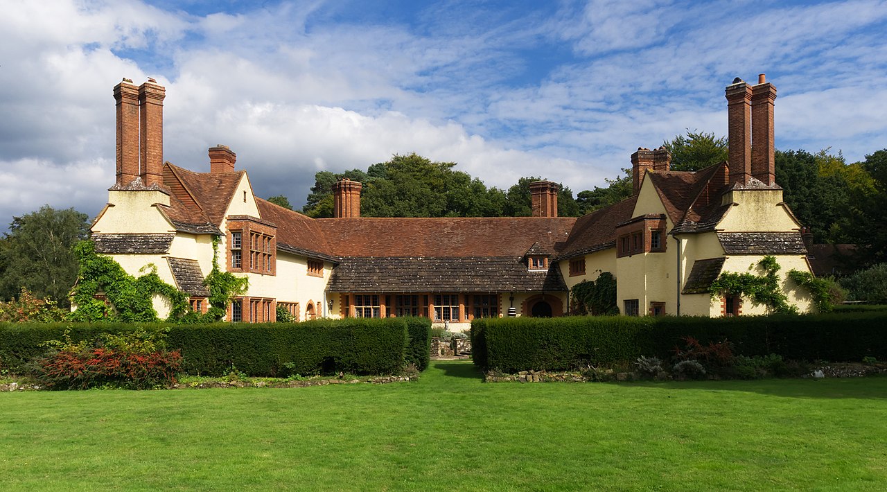 1280px-Goddards_country_house_from_the_west.jpg