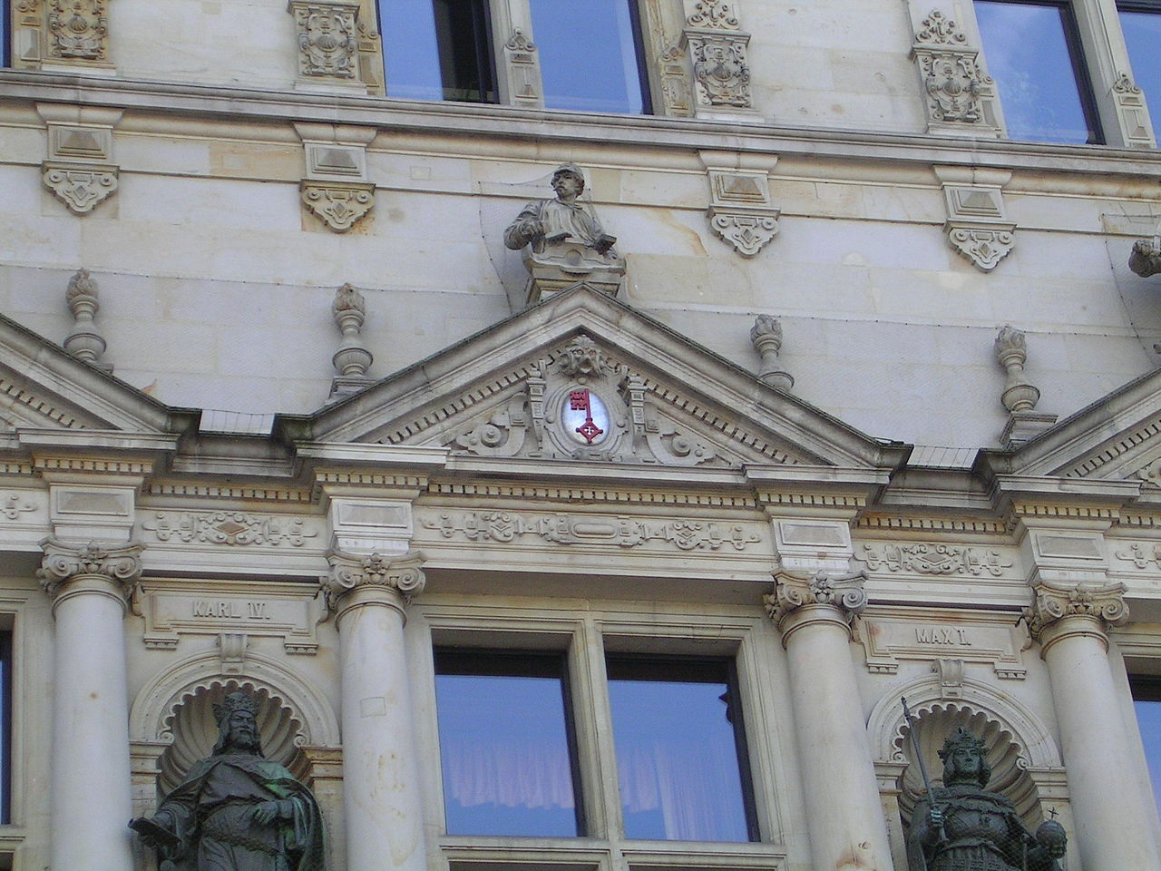 1280px-Hamburg_RatHaus_29.JPG