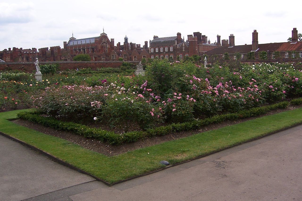 1280px-Hampton_court_gardens.jpg