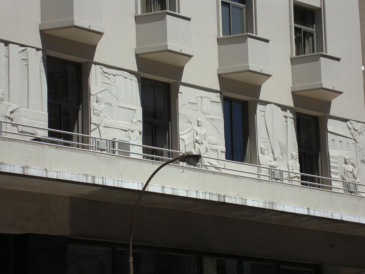 1280px-Hotel_Reconquista_Luxor_(relieves).JPG