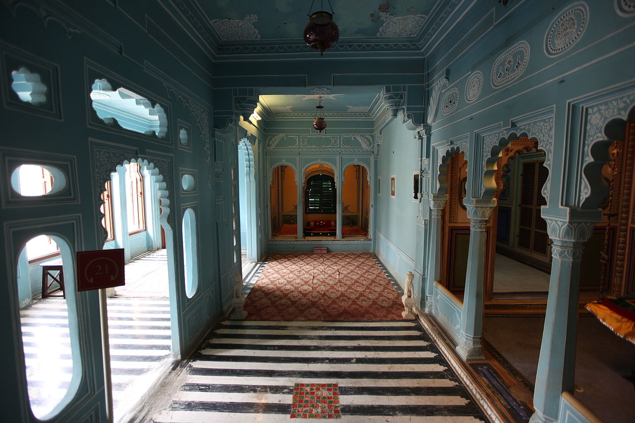 1280px-Inside_view_of_City_Palace,_Udaipur.jpg
