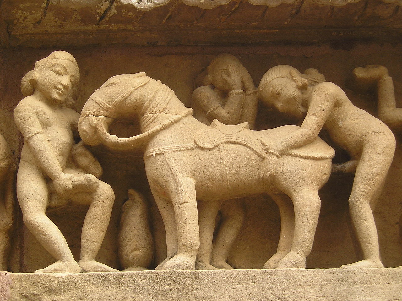 1280px-Khajuraho-Lakshmana_Temple_erotic_detal3.JPG