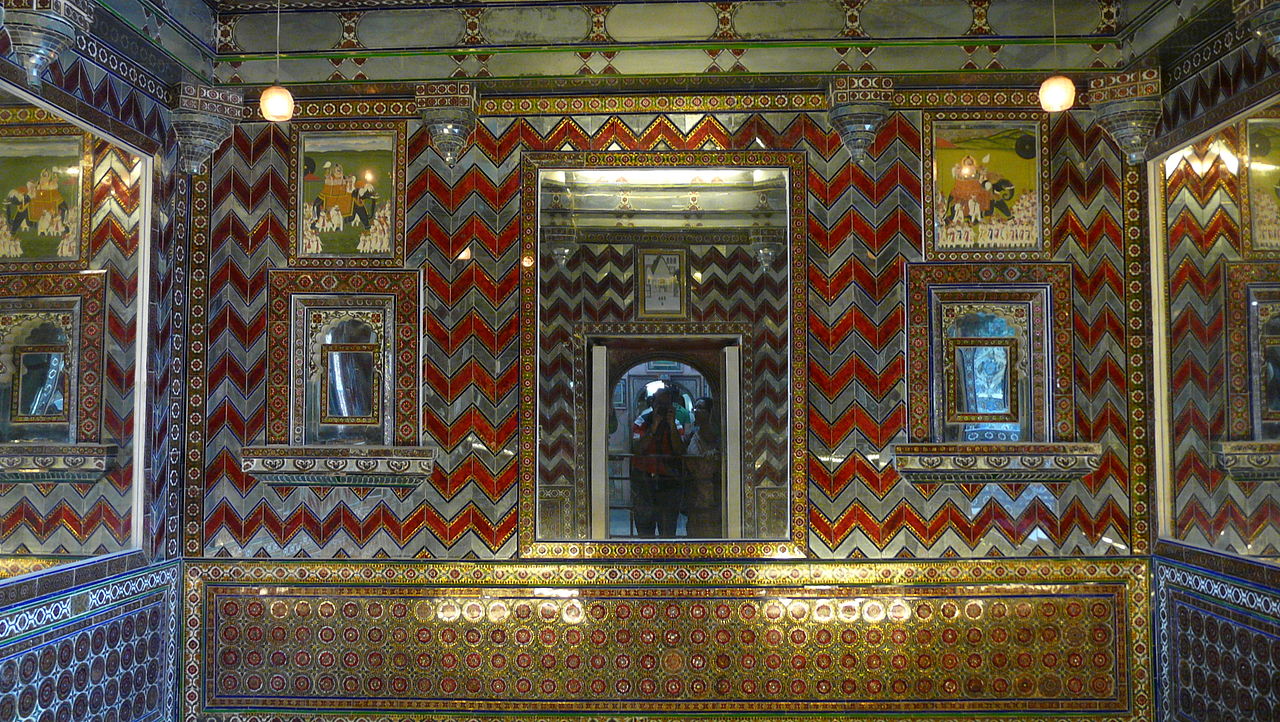 1280px-Mirror_room,_City_Palace,_Udaipur.jpg