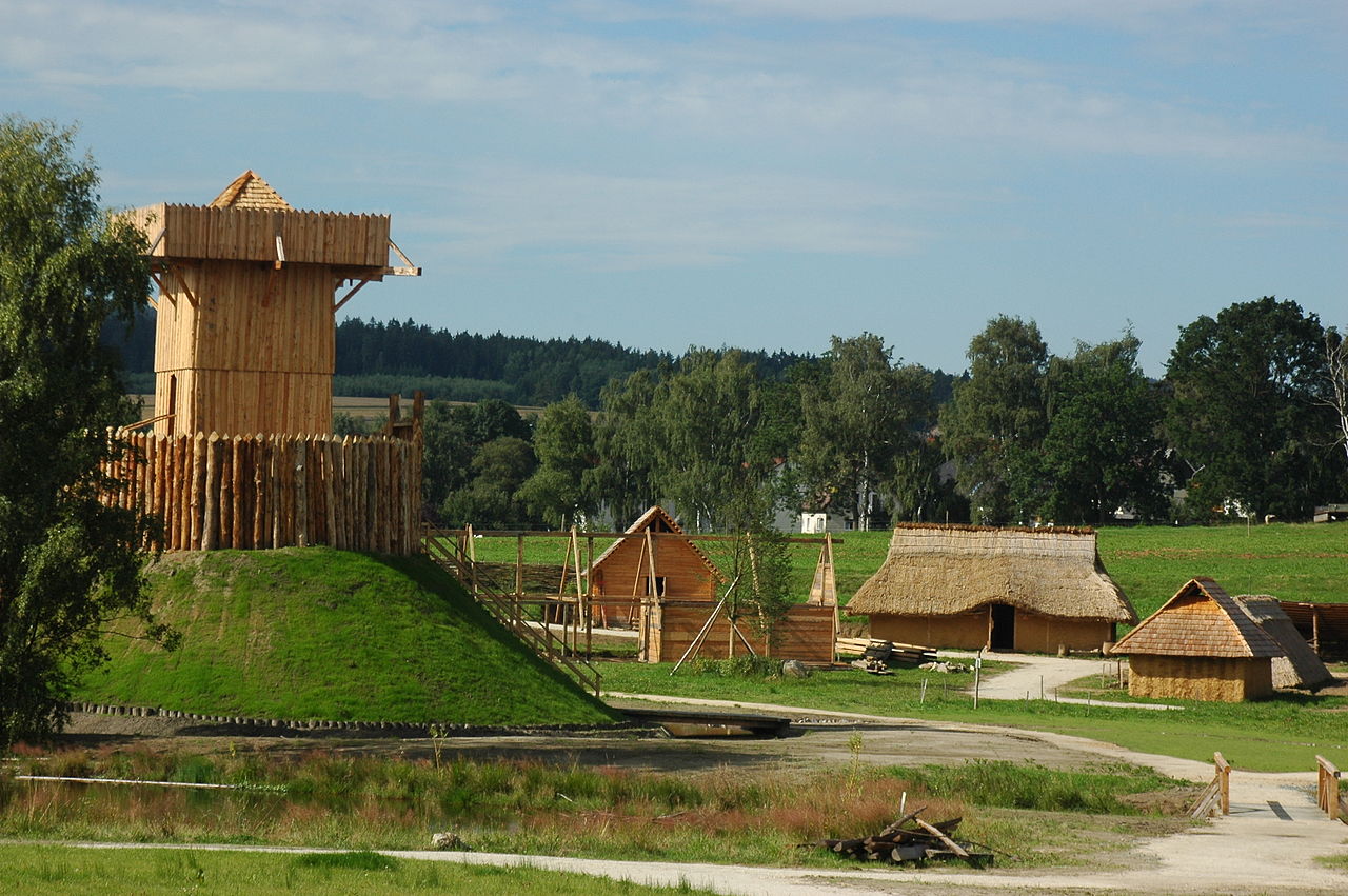 1280px-Motte_mit_Dorf.jpg