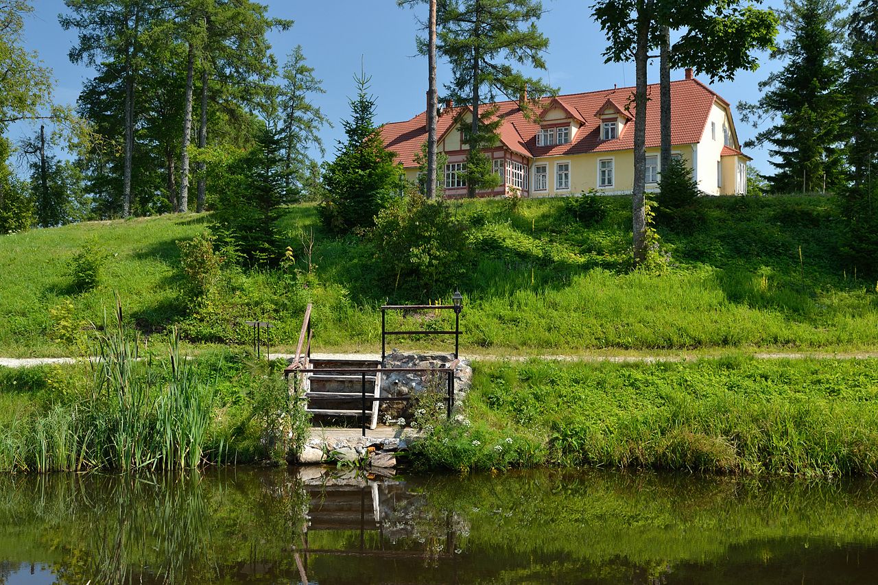 1280px-Pikajärve_mõisa_park_(Johannishofi_allikas).jpg