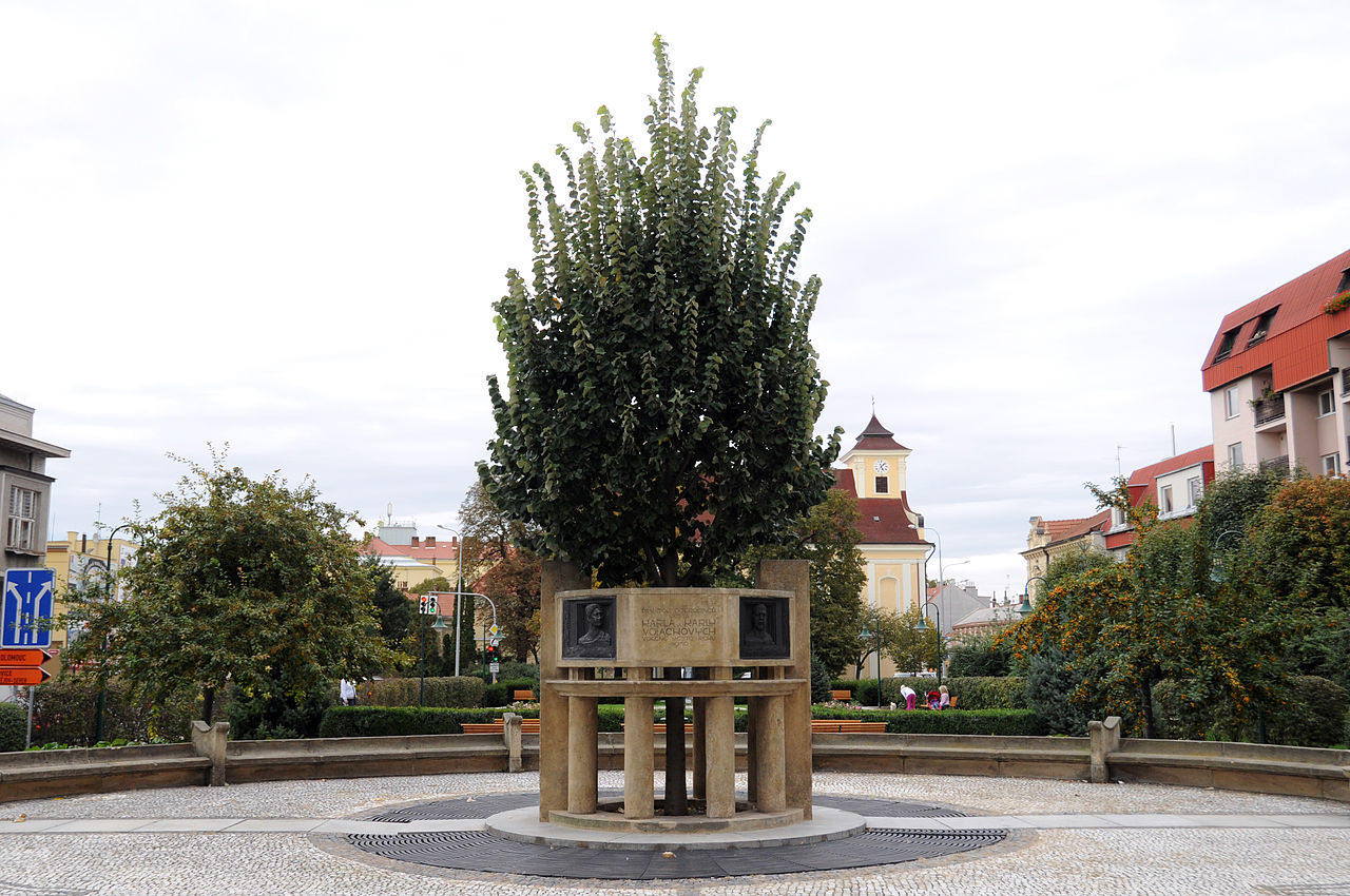 1280px-Pomník_manželů_Vojáčkových_(Prostějov)_před_divadlem.jpg