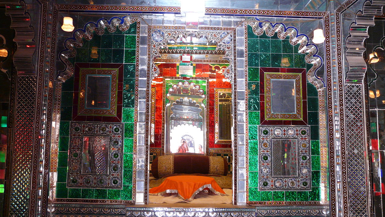 1280px-Room_of_mirrors,_City_Palace,_Udaipur.jpg