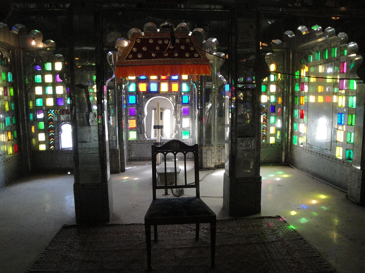 1280px-Room_with_coloured_windows,_City_Palace._Udaipur.jpg