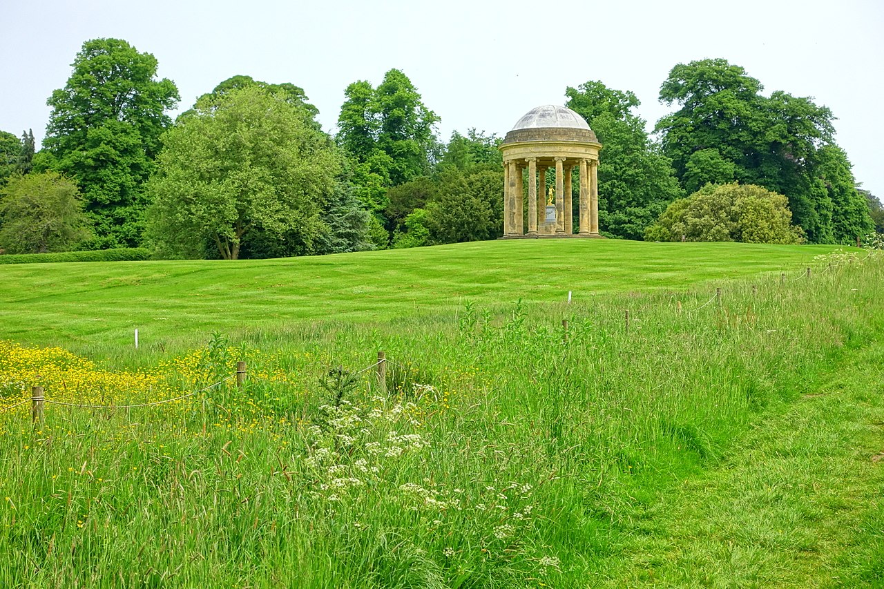 1280px-Rotunda,_Stowe_-_Buckinghamshire,_England_-_DSC06973.jpg
