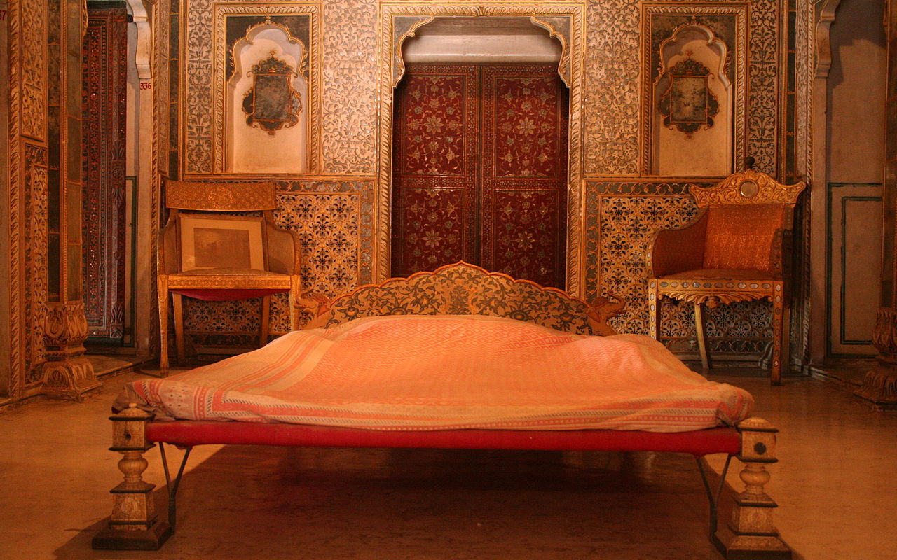 1280px-Royal_Bedroom_at_Chandra_Mahal,_Junagarh_Fort,_Bikaner.jpg