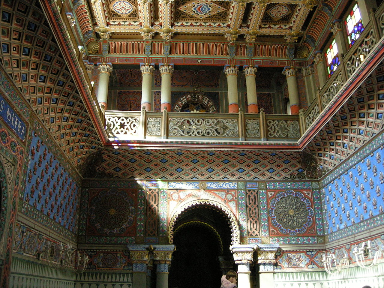 1280px-Sammezzano,_salone_delle_colonne_03.JPG