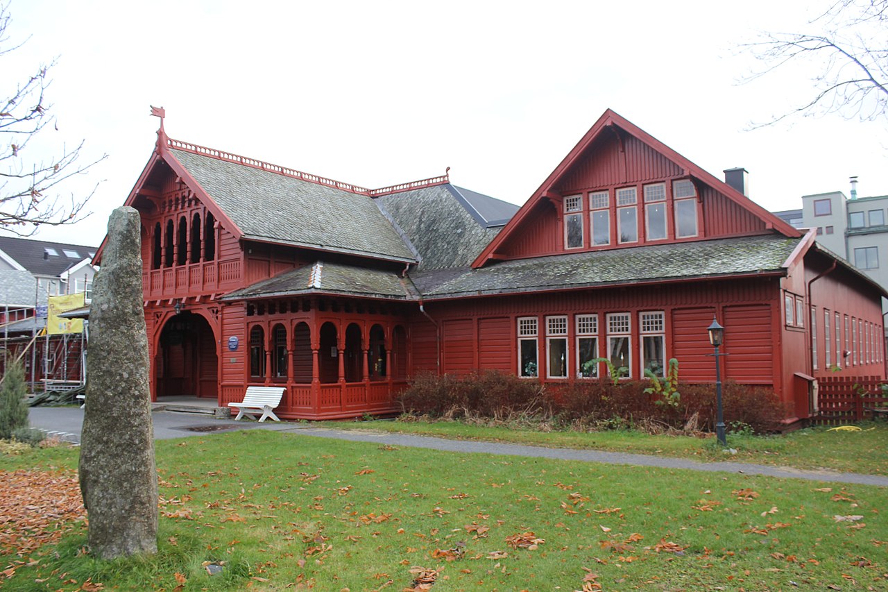 1280px-Sandefjord_dom_zdrojowy_2.jpg
