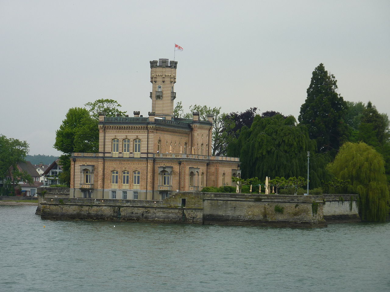 1280px-Schloss_Montfort_Seeseite.jpg