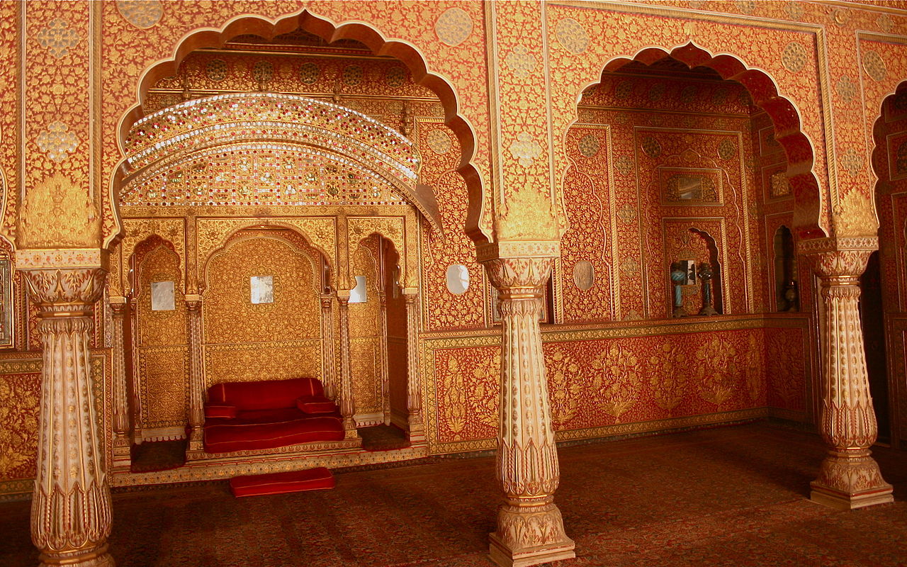 1280px-Seat_of_Maharaja,_Diwan-e-khas,_Anup_Mahal,_Junagarh_Fort,_Bikaner.jpg