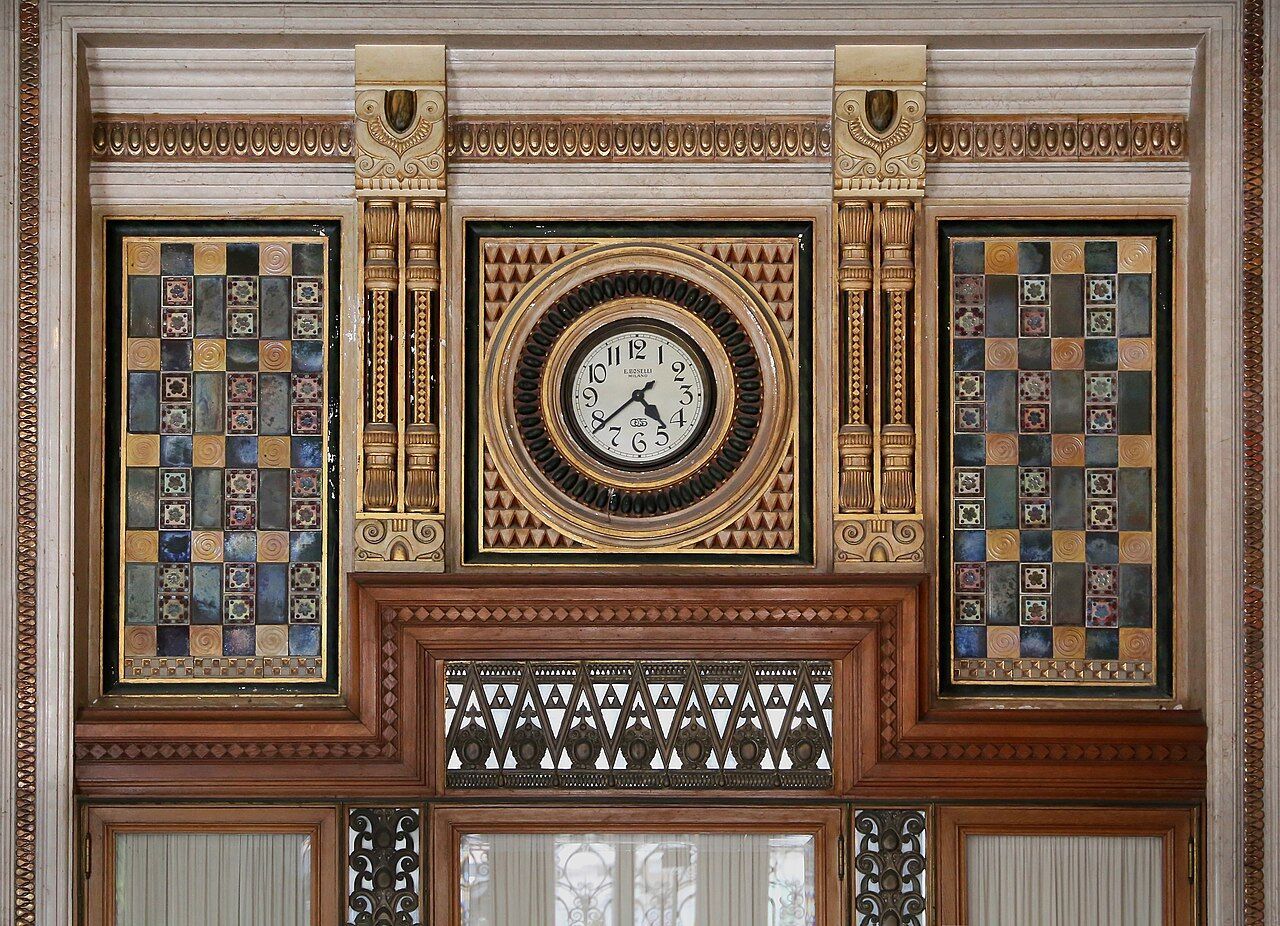 1280px-Terme_berzieri,_interno,_decorazioni_di_galileo_chini_13_orologio.jpg