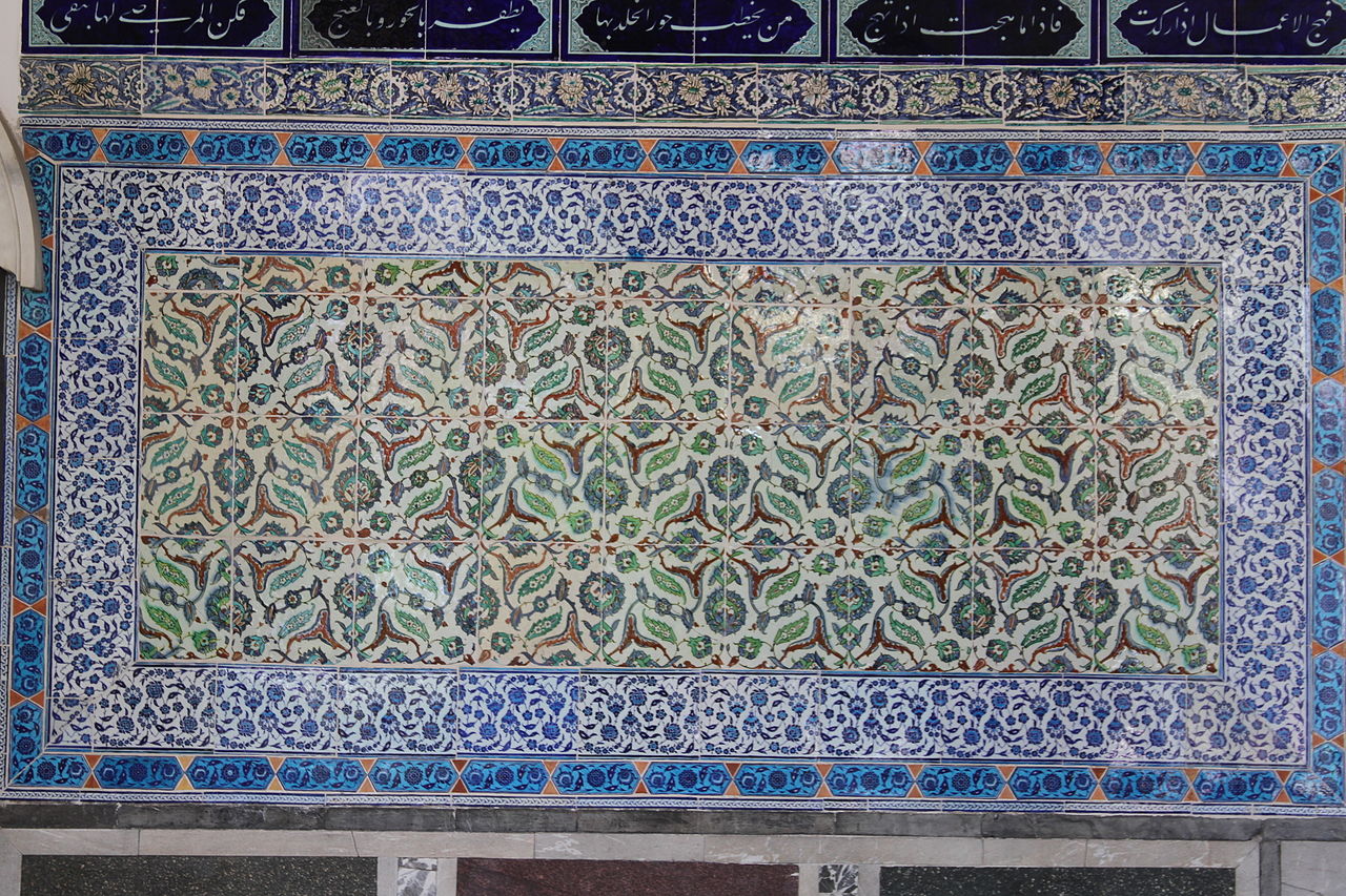1280px-Tiles_outside_the_Chamber_of_the_Holy_Mantle_in_Topkapi_Palace.jpg