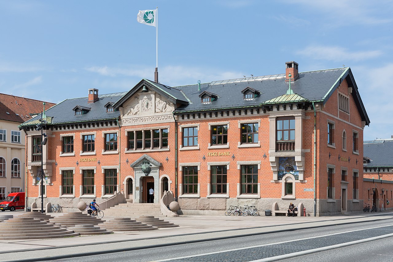 1280px-Toldkammer,_Toldbod_Plads_1,_Aalborg.jpg