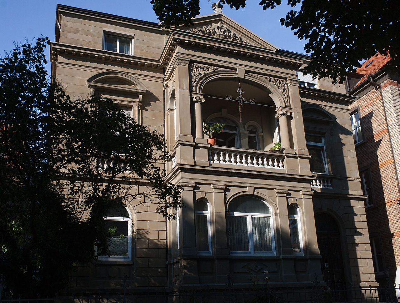 1280px-Ulm_Heimstraße_9_Erker_2011_09_21.jpg