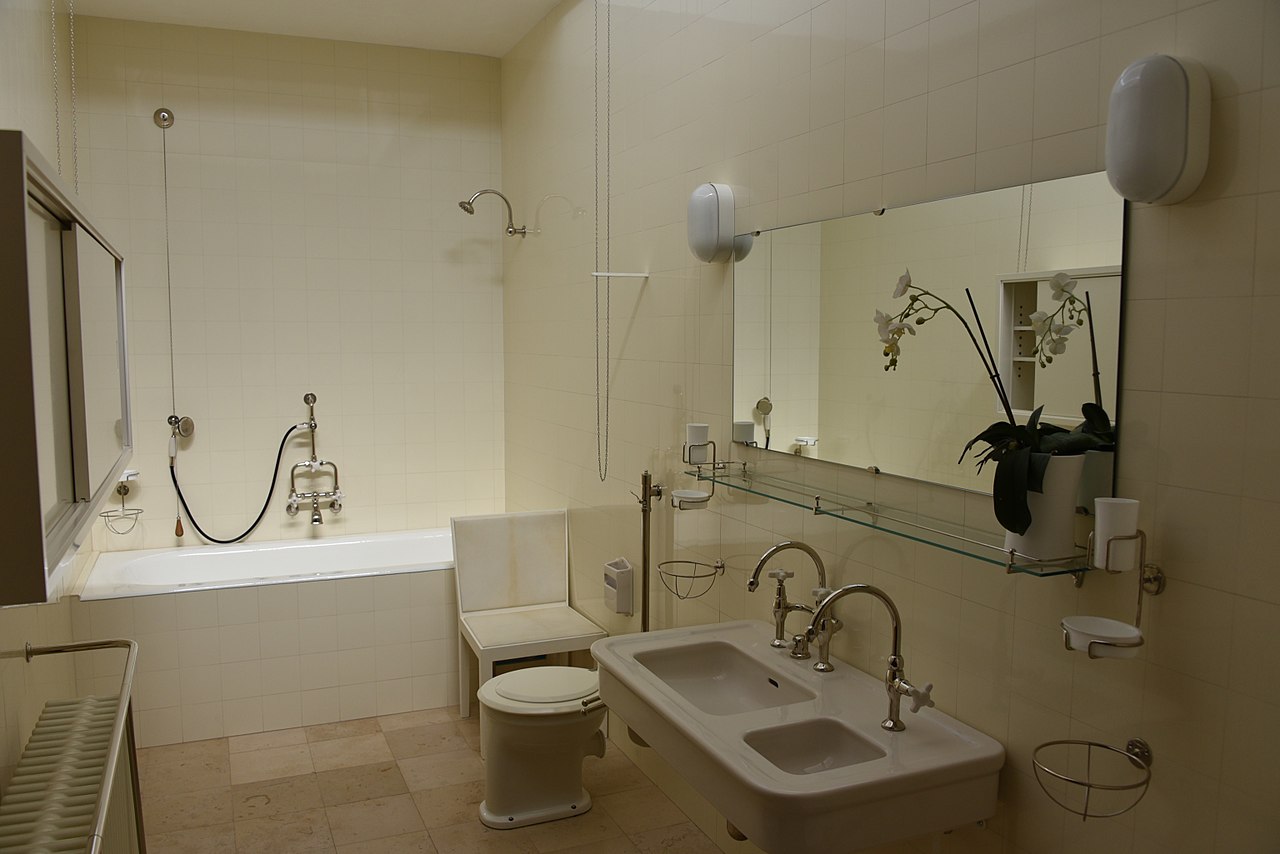 1280px-Villa_Tugendhat_-_Badezimmer.jpg