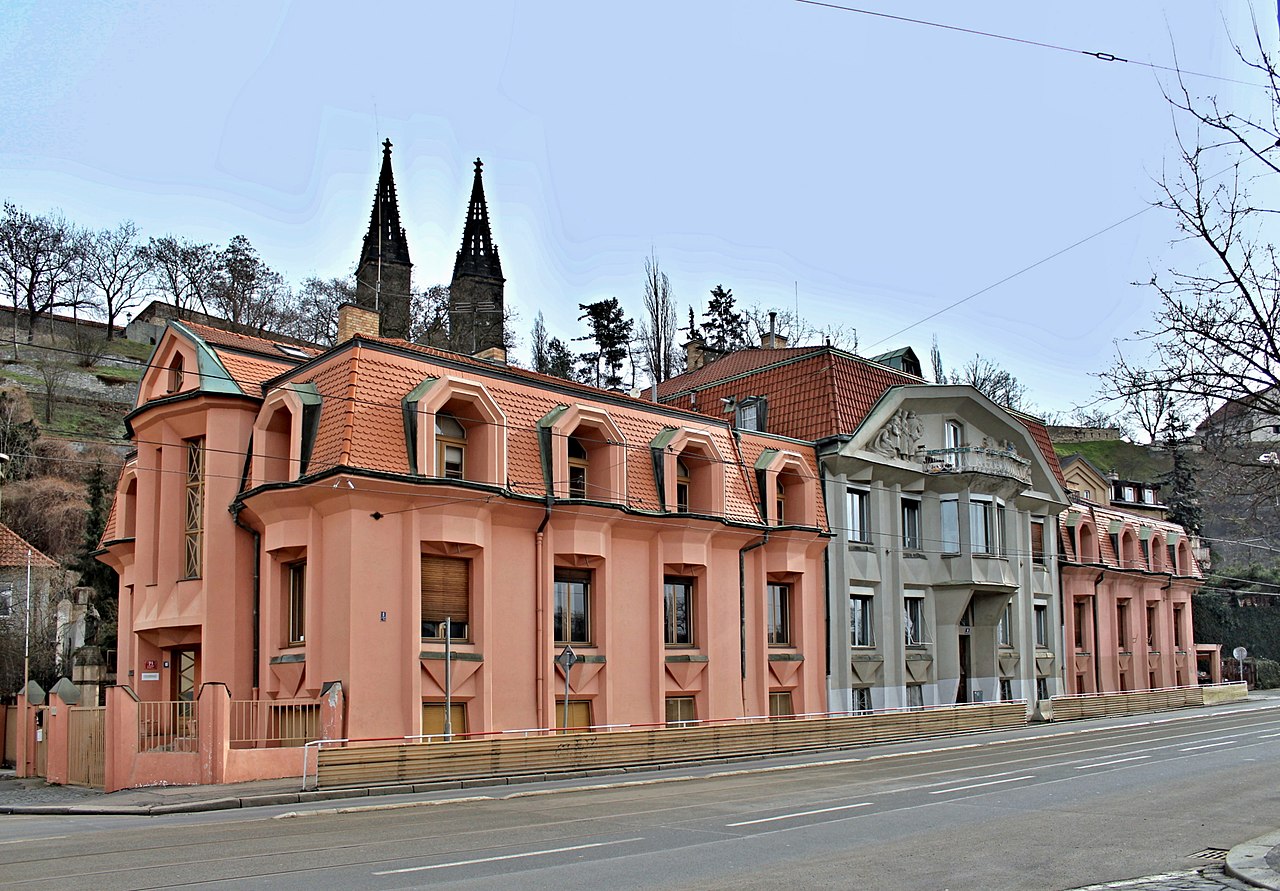 1280px-Vyšehrad_Rašínovo_nábřeží_2.jpg