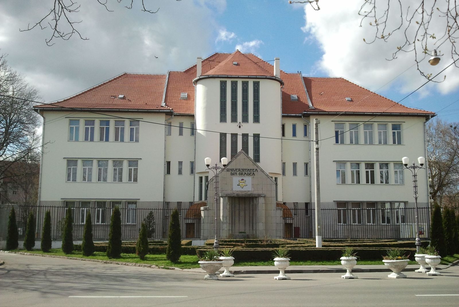 12Univ_Oradea_-_Corpul_A_(1).jpg