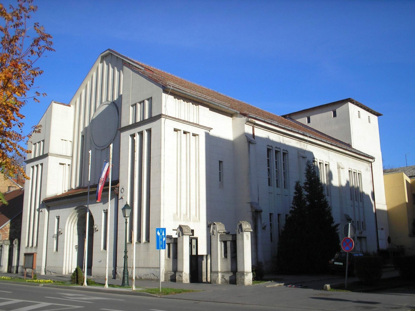 13 синагогаBjelovar_Dom_kulture.jpg
