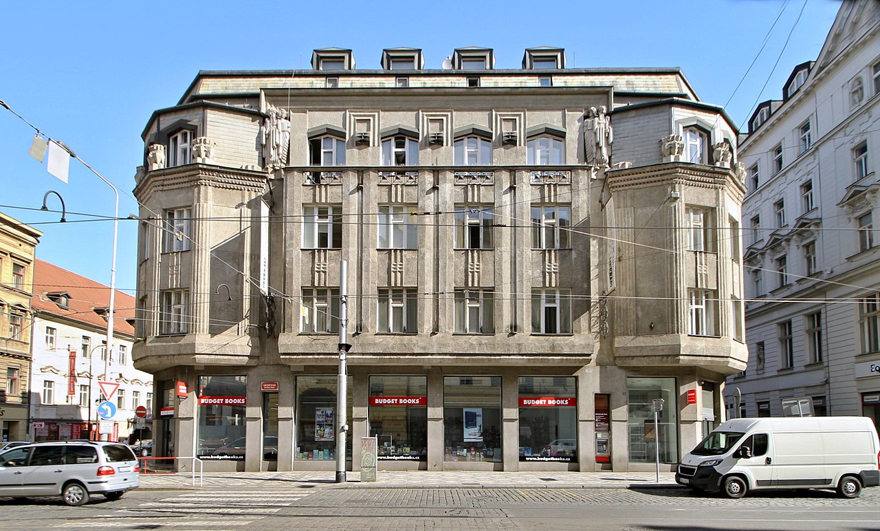 13 1280px-Praha_Palác_Diamant_1a.jpg