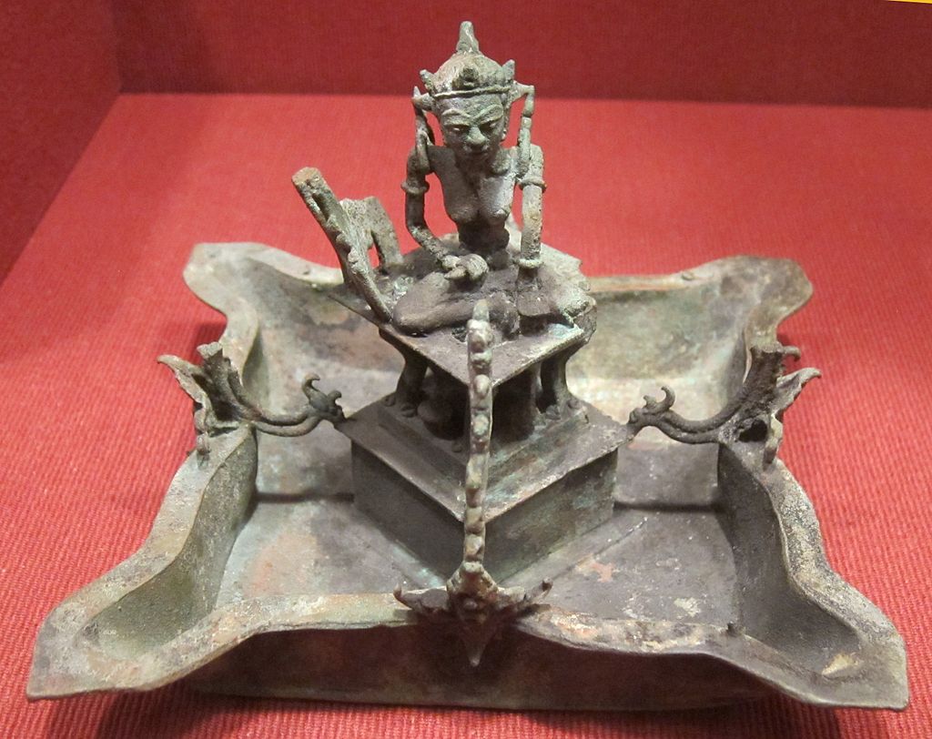 13-15Bronze_lamp,_Java,_Majapahit,_13th-15th_century,_Honolulu_Museum_of_Art_I.JPG