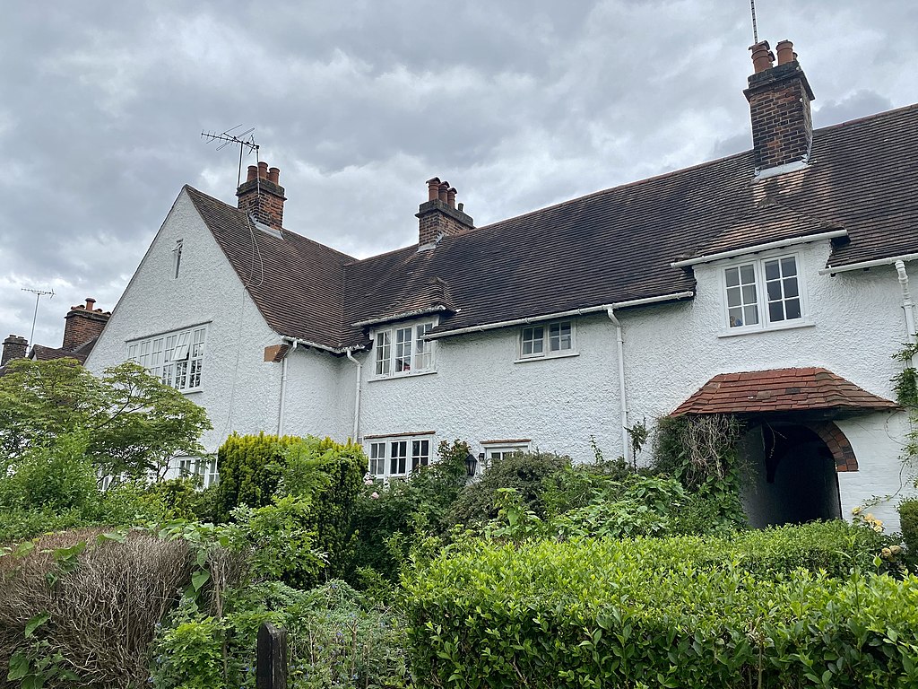 13-19_Asmuns_Hill,_Hampstead_Garden_Suburb,_June_2021_(2).jpg