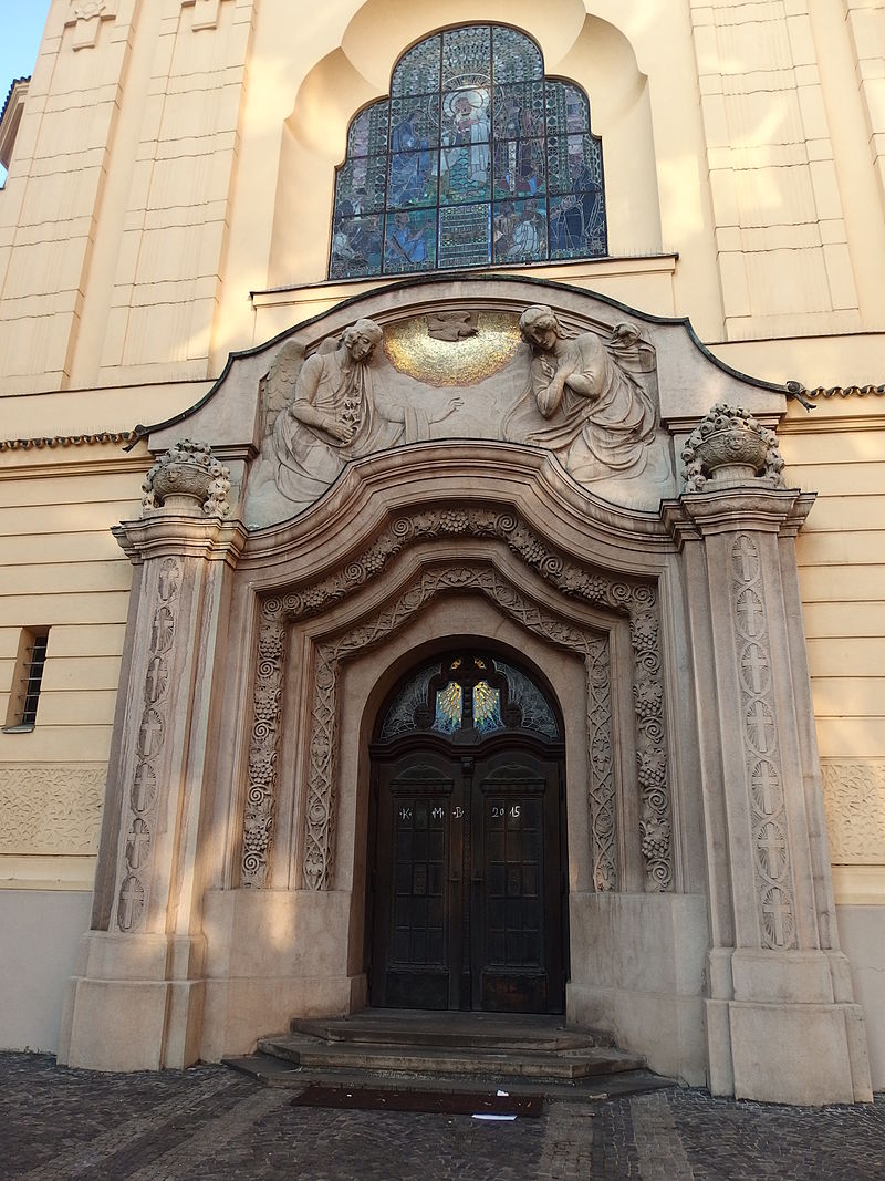 13 800px-Brno,_kostel_Křenová,_portál.jpg