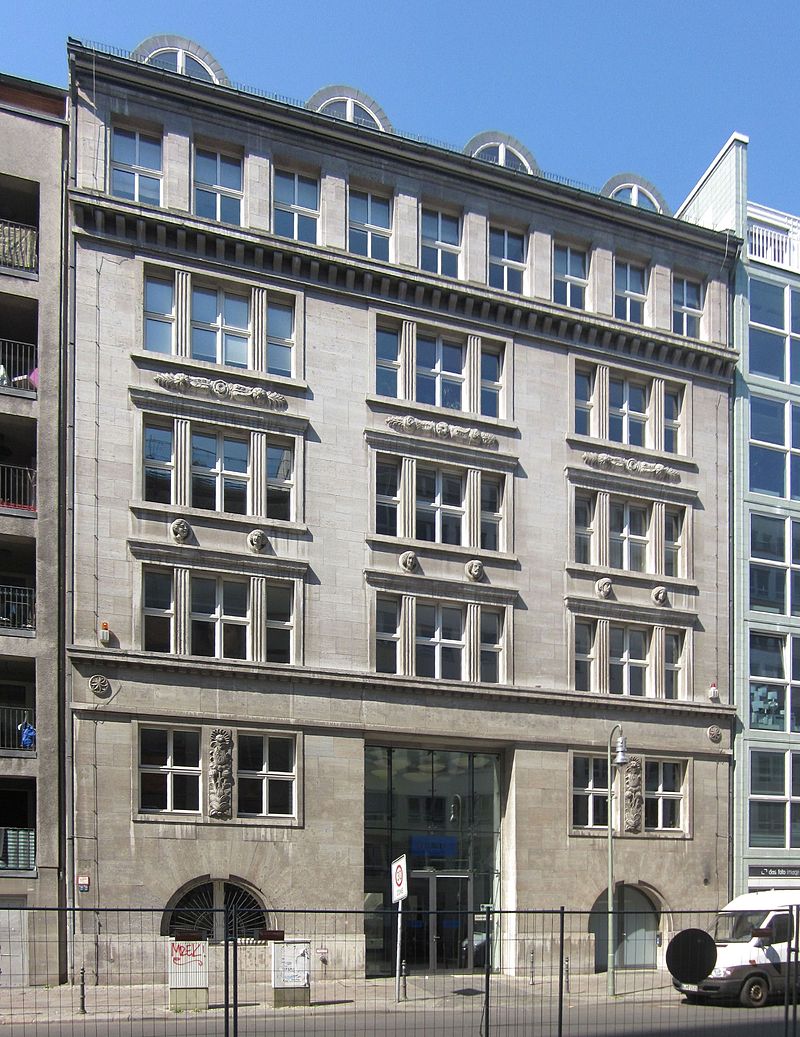 13-Berlin,_Kreuzberg,_Charlottenstrasse_82,_Geschaeftshaus_Iduna-Versicherung.jpg