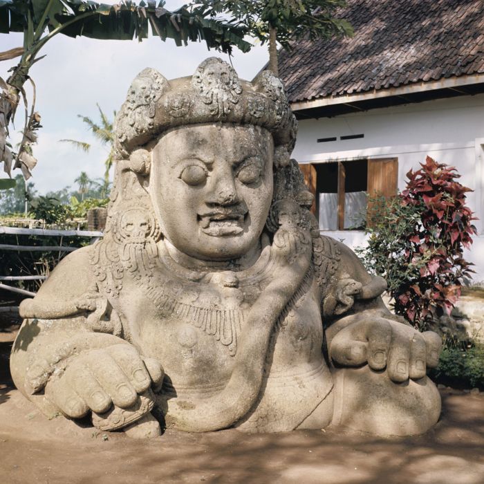 13COLLECTIE_TROPENMUSEUM_Stenen_tempelwachter_bij_de_Candi_Singosari_TMnr_20027136.jpg